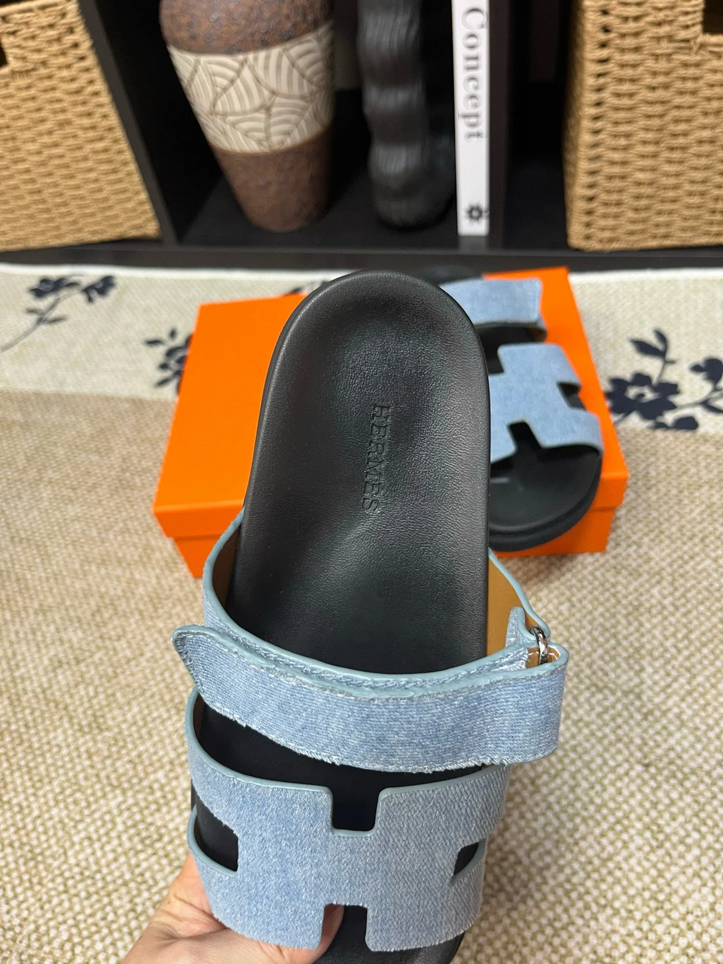 P300 Long-term stock Hermes men’s Kazimir slippers for couples - top quality woven calfskin functional sandals with intertwined uppers inspired by the “H” iconic pattern to create a casual look, perfect for summer. Imported cowhide + cowhide lining + TUP outsole Size: 35-46
